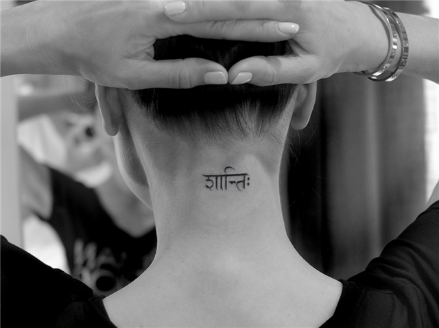 Om Shanti Shanti Shanti Mantra  Símbolos de yoga Tatuajes mantras Mantra  en sánscrito
